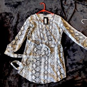 Black and white wrap dress. Fits like a us 12/14. Perfect fall dress
